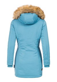 Jasnoniebieska zimowa kurtka z kapturem wykończonym sztucznym futrem, z zamkiem błyskawicznym i ściągaczami na mankietach; gładka tekstura i dopasowany krój.