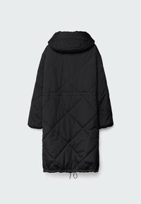 Manteau long matelassé noir avec capuche, poignets élastiques, couture à la taille et ourlet avec cordon de serrage réglable, présenté de dos.