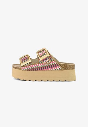 Sandales à plateforme multicolores avec boucles dorées, dessus tissé et semelle en liège. Présente des motifs de rayures roses, dorées et noires.