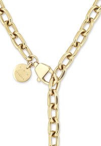 Halskæde i guldfarvet kæde med store ovale led, en lobster-lås og en rund mærkat med præget mærke. Glat metaltekstur.