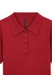 Polo shirt rosso a maniche corte in maglia con colletto ampio e cinque bottoni rossi abbinati lungo la patta anteriore.