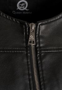 Giacca in pelle nera con una zip argentata visibile, dettagli trapuntati sulle spalle e una texture liscia. L'etichetta interna riporta "Queen Helena."