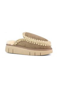 Pantofole scivolose in suede marrone con una fodera soffice, bordo intrecciato beige e una suola beige leggera con scanalature per una migliore aderenza.