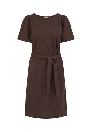 Robe marron à manches courtes avec encolure ronde et ceinture en tissu nouée à la taille, longueur genou, style simple et décontracté.