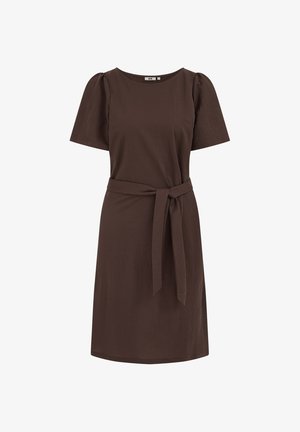 Robe marron à manches courtes avec encolure ronde et ceinture en tissu nouée à la taille, longueur genou, style simple et décontracté.