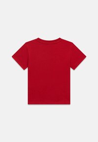 Rotes T-Shirt mit kurzen Ärmeln und Rundhalsausschnitt, aus glattem Baumwollstoff gefertigt. Hat eine einfarbige Gestaltung ohne Muster oder Grafiken.