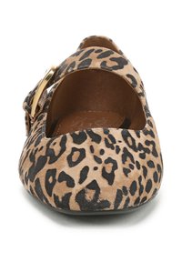 Leopardprint flat shoe van suede, met een ronde neus, een gouden gespaccent en een gladde binnenvoering voor comfort.