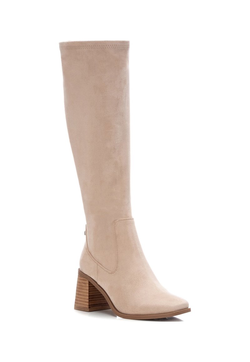 Beżowe zamszowe botki za kolano z kwadratowym noskiem, teksturowanym drewnianym słupkiem i bocznym przeszyciem. Gładka powierzchnia z miękkim wykończeniem.