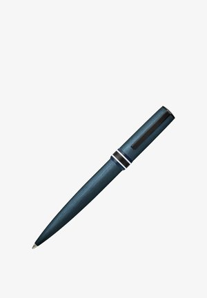 Blauer metallischer Kugelschreiber mit schwarzem Clip und silbernem Akzentring nahe dem verschlossenen oberen Ende, dargestellt vor weißem Hintergrund.