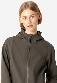 Chaqueta con capucha en verde oliva, hecha de una tela suave. Cuenta con una cremallera completa y capucha ajustable. Diseño minimalista sin patrones ni acentos.