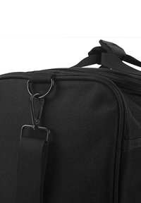 Bolsa de tela negra con superficie texturizada, que cuenta con un cierre de cremallera, correa ajustable y un clip de carabiner de metal para sujeción.