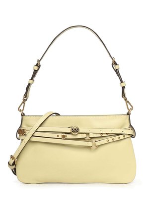 Sac à bandoulière en cuir crème avec sangle réglable, boucles dorées et détails décoratifs de ceinture à l'avant.