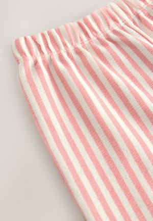 Tkanina s ružičastim i bijelim prugama s teksturiranom površinom. Elastični pojas ima detalje skupljenosti. Tkanina ima mekan izgled tkanja.