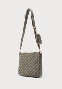 Bolsa cinza com design padrão e detalhes em pele. Apresenta alça ajustável e pequena bolsa destacável. Ferragens em tom dourado.