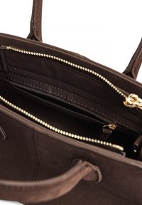 Borsa a spalla in suede marrone con dettagli in zip dorati, dotata di scomparto interno, tasca con zip e foderatura in tessuto. Manici nella parte superiore.