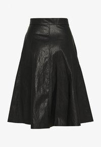 Mustat kellohelmat, joissa on nahka, rakenteellinen vyötärö, sileä pinta ja polven pituinen leikkaus hienovaraisilla sauman yksityiskohdilla.