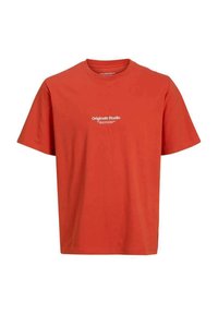 Rød bomulds-T-shirt med rund hals og korte ærmer. Har hvid tekst "Originals Studio" på forsiden. Glat tekstur.