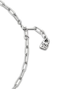 Collar de cadena de plata con eslabones rectangulares alargados y un pequeño charm en forma de candado grabado con "UNO de 50" sobre un fondo blanco.