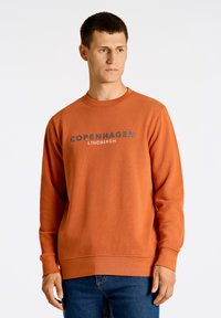 Oranje sweatshirt met ronde hals, met opdruk aan de voorkant "COPENHAGEN LINDERGH" in lichtgrijs. Katoenmix, casual fit, geribde boorden.