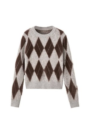 Suéter de punto gris escarchado con patrón de diamantes en marrón oscuro; cuenta con mangas largas y cuello redondo; tejido texturizado con suaves acentos.