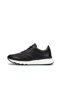 Zapatillas negras con upper de cuero texturizado, paneles de malla y detalles perforados. Presentan una suela blanca texturizada y cordones redondos.