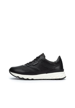 Zapatillas negras con upper de cuero texturizado, paneles de malla y detalles perforados. Presentan una suela blanca texturizada y cordones redondos.