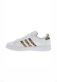 Zapatillas deportivas blancas con acentos de estampado de leopardo y tres rayas horizontales en el lateral. Fabricadas de material sintético, cuentan con una suela de goma.