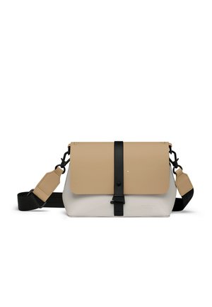 Crossbody-veske med beige klaff, lys grå kropp, svart spennestrammer, og justerbar svart skulderstropp med beige polstring.