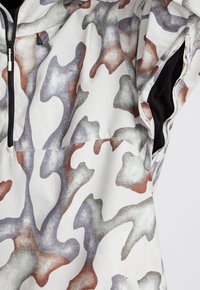 Pullover mit Camouflage-Muster und Reißverschluss am Hals, in Grau-, Braun- und Weißtönen. Hergestellt aus einem glatten, leichten Stoff mit kurzen Ärmeln.