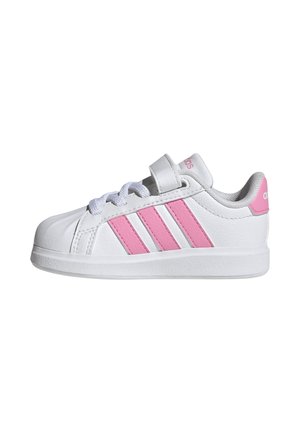 Scarpetta bianca per bambino piccolo con strisce rosa, lacci e una fascia in velcro sul lato, vista dal lato esterno.