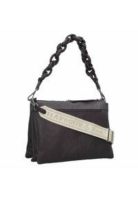 Bolso de piel en un profundo púrpura con una superficie texturizada. Cuenta con un asa de cadena trenzada y una correa ajustable de color crema con el texto "HARBOUR 2nd".