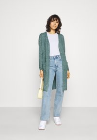 Vero Moda VMDOFFY LS LONG OPEN GA NOOS - Casaco de malha - sea moss/white melange