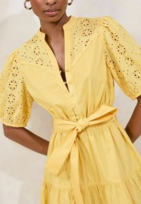 Lipsy Paitamekko - yellow broderie