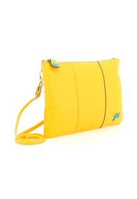 Clutch in pelle gialla brillante con tracolla removibile e etichetta blu, mostrato su sfondo bianco.