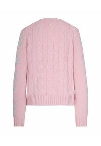 Maglione rosa a maglia con orlo e polsini a costine, con lettering in argento testurizzato su entrambe le maniche.