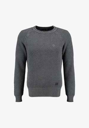 Grau gestrickter Pullover mit strukturiertem Muster, geripptem Rundhalsausschnitt und gerippten Bündchen. Logo-Patch an der unteren Vorderseite.