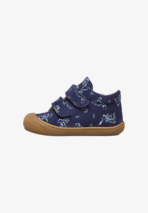 Scarpe per bambini navy con motivi di draghi, con doppie cinture in velcro e suola in gomma, caratterizzate da una trama testurizzata e un design con punta arrotondata.