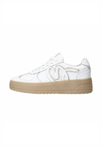 Witte sneaker met een gestructureerde leren bovenkant, beige rubberen zool en een decoratief gebogen stikselpatroon in goud aan de zijkant.