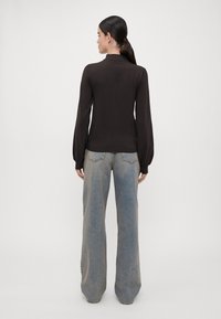 Vero Moda Tall VMMERCURY HIGHNECK  - Neule - chocolate torte