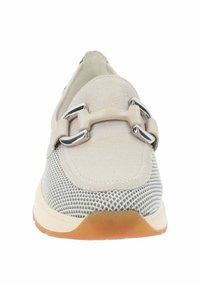 Lichtgrijze instapschoen met een textuur van mesh en gladde leren accenten. Voorzien van een decoratieve metalen gesp. Rubber zool.