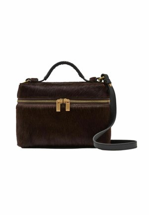 Borsa rettangolare in ecopelliccia marrone scuro con cerniera dorata, manico corto e tracolla lunga e regolabile nera su sfondo bianco.