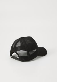 Casquette de baseball noire avec un devant en tissu solide et un dos en mesh. Elle présente un bord courbé et une sangle ajustable, mettant en avant un design simple.