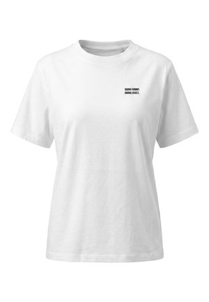 Wit T-shirt met korte mouwen en kleine zwarte tekst "KARMA KOMMT, KARMA REGELT." gedrukt op de linkerbovenborst.