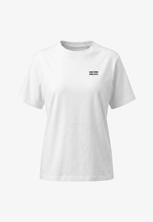 Wit T-shirt met korte mouwen en kleine zwarte tekst "KARMA KOMMT, KARMA REGELT." gedrukt op de linkerbovenborst.