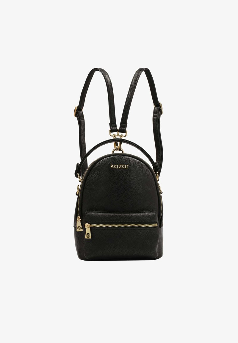 Fekete bőr hátizsák lekerekített formával, arany fémrészletekkel, elülső cipzáras zsebbel és állítható pántokkal. Strukturált felület.