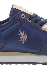 Navyblaue Sneaker mit einer glatten Oberfläche, beigen Akzenten und einem rosa Logo eines Polo-Spielers. Mit rosa Ösen und einer Gummisohle.