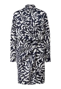 Kleid mit Kragen, das ein navyblaues und weißes welliges Muster zeigt. Hergestellt aus plissiertem Stoff mit langen Ärmeln und einem Wickeldesign.