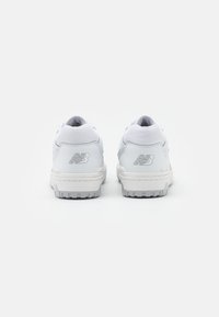 Witte sneakers met een glad leren bovenwerk, gevoerde kraag, synthetische accenten en een gestructureerde rubberen zool. Beschikt over een subtiele logo op de hiel.