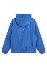Giacca blu con cappuccio, dotata di polsi elasticizzati e orlo, caratterizzata da una finitura liscia e lucida e un piccolo dettaglio decorativo vicino alla parte superiore della schiena.