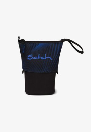 Schwarze und blaue Reißverschlusstasche mit geometrischem Muster, blauem "Satch"-Logo und einem Handgelenkriemen auf der rechten Seite.
